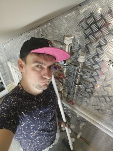 Вся работа на коленях, в скрюченном состоянии. Вся работа на коленях, в скрюченном состоянии.